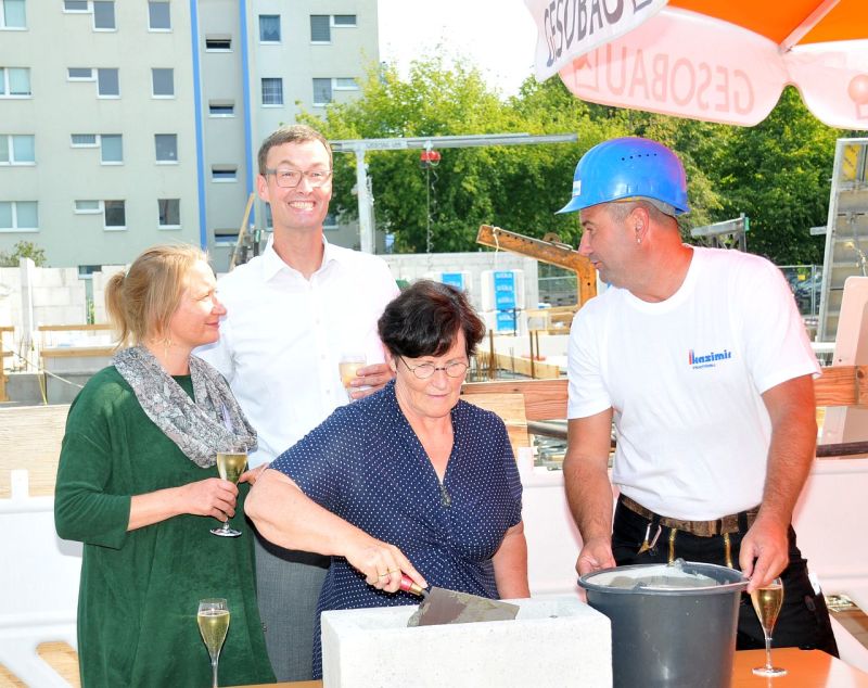 Grundsteinlegung Stollberger Straße 57 bis 59 - Einmauern der Zeitkapsel im Grundstein