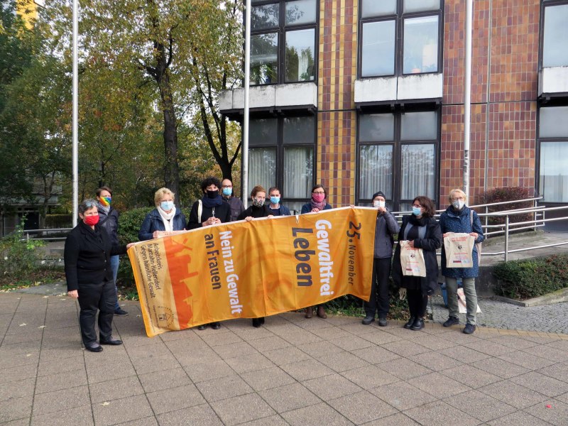Gruppenbild Fahnenhissung Gewaltfrei Leben vorm Rathaus-Helene-Weigel-Platz