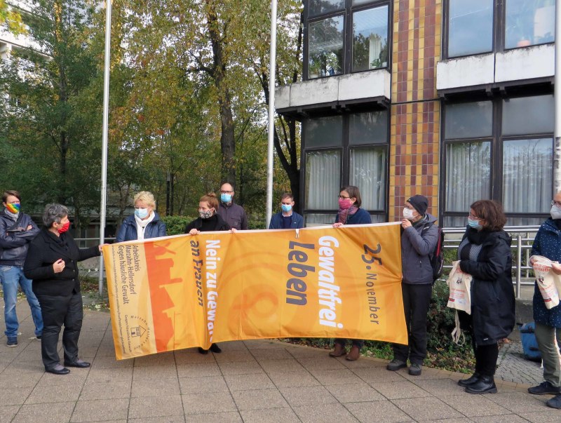 Gruppenbild Pohle Rede Fahnenhissung Gewaltfrei Lebenvorm Rathaus-Helene-Weigel-Platz