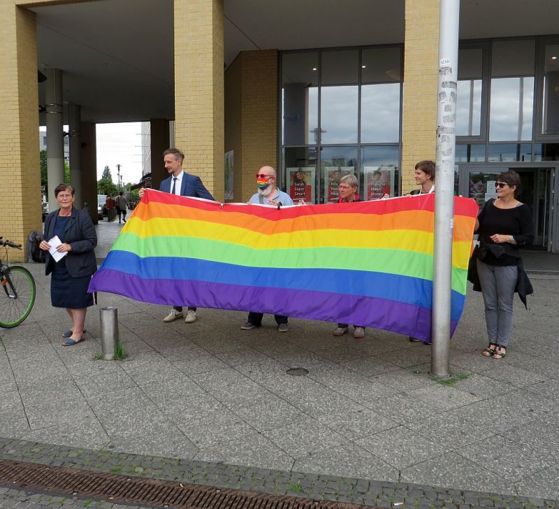 Hissen der Regenbogenfahne in Marzahn-Hellersdorf 2020 - Ausbreiten der Fahne