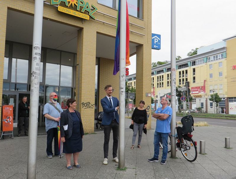 Hissen der Regenbogenfahne in Marzahn-Hellersdorf 2020 - Bezirksstadtrat Gordon Lemm hisst die Fahne