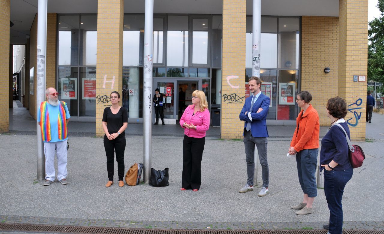 Hissen der Regenbogenfahne vor dem Rathaus 2021 - Ansprache Bezirksstadträtin Juliane Witt