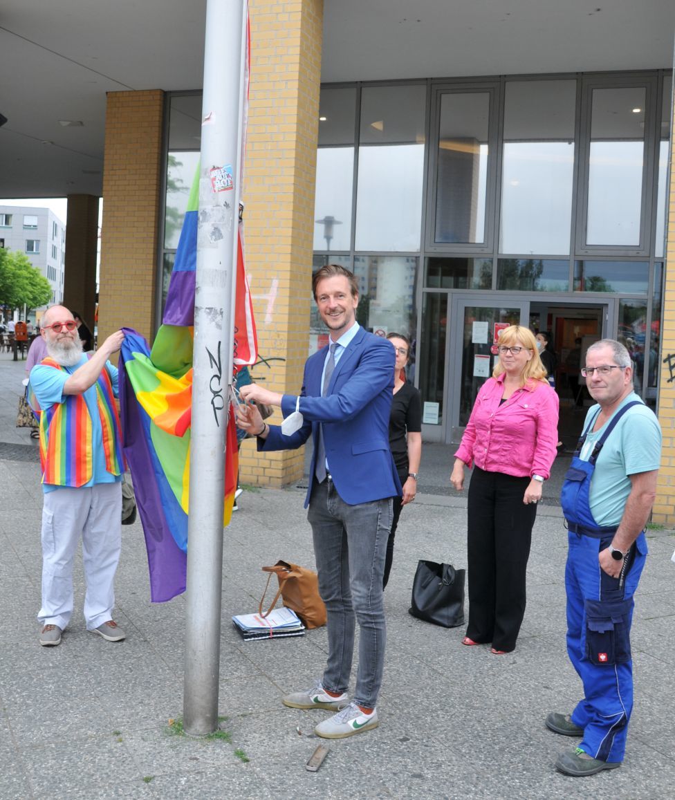 Hissen der Regenbogenfahne vor dem Rathaus 2021 - Bezirksstadtrat Gordon Lemm zieht die Fahne auf