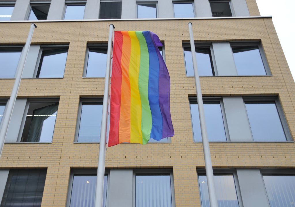 Hissen der Regenbogenfahne vor dem Rathaus 2021 - Die Fahne weht2