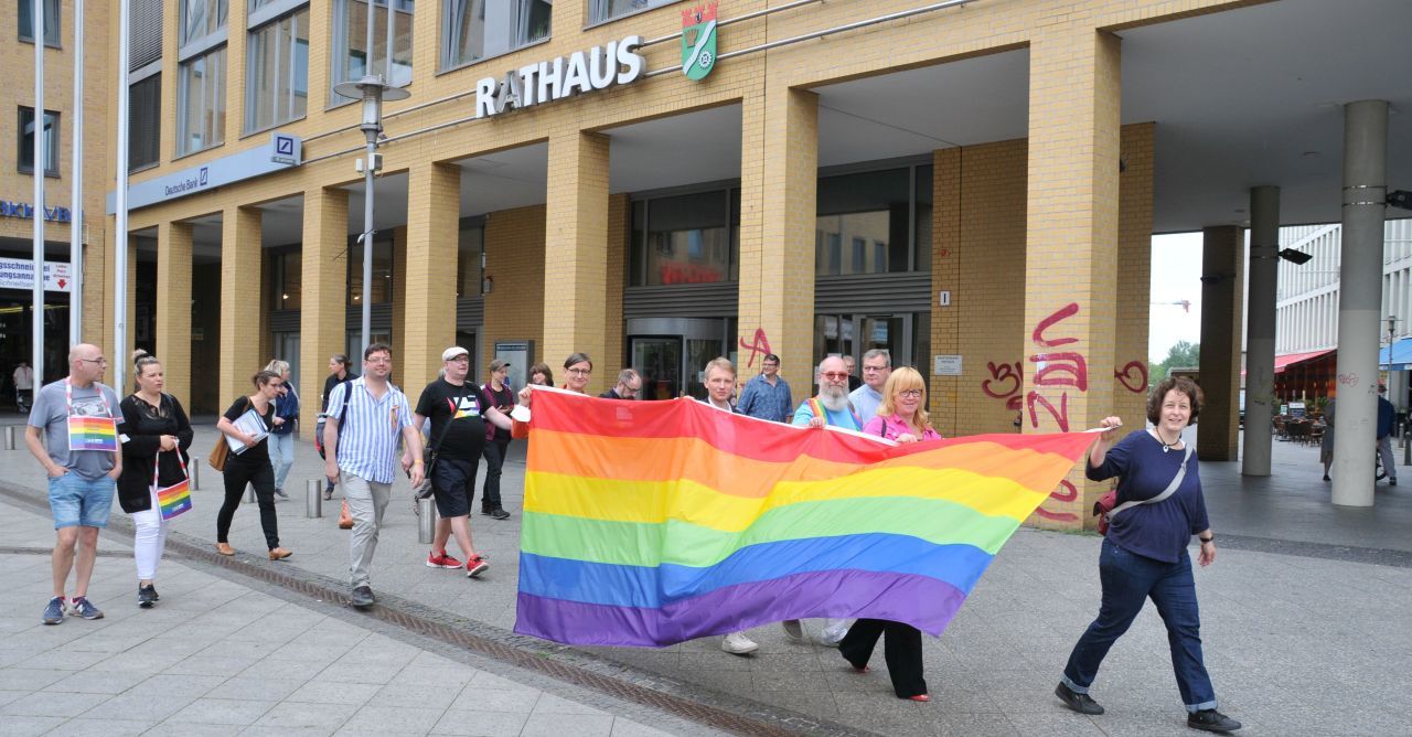 Hissen der Regenbogenfahne vor dem Rathaus 2021 - Transport der Fahne