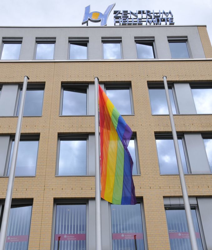 Hissen der Regenbogenfahne vor dem Rathaus Marzahn-Hellersdorf - Fahne vor dem Rathaus Marzahn-Hellersdorf
