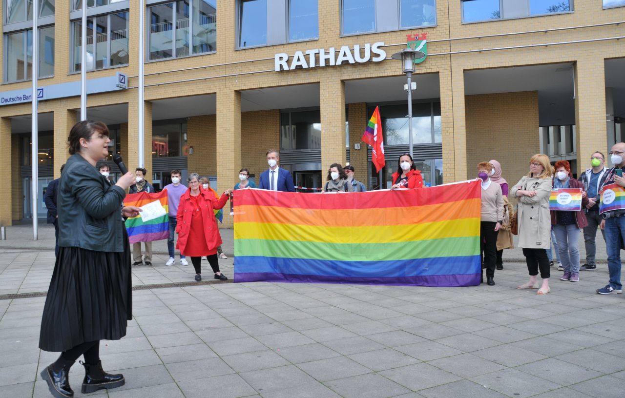 IDAHOBIT 2021 - Fahnenhissung am Tag gegen Homo- und Transphobie vor dem Rathaus - Ansprache Quarteera