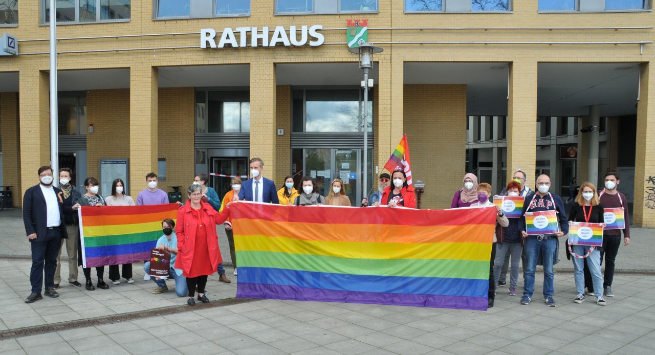 IDAHOT 2021 - Fahnenhissung am Tag gegen Homo- und Transphobie vor dem Rathaus