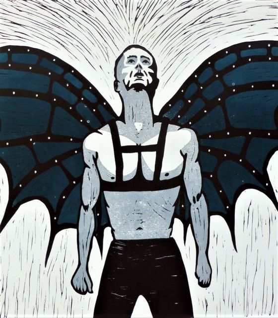 In der Mitte des Bildes steht ein in den Himmel blickender Mann. Er hat technisch wirkende Flügel mit Gurten am nackten Oberkörper befestigt. Es ist ein farbig gestalteter Linolschnitt.