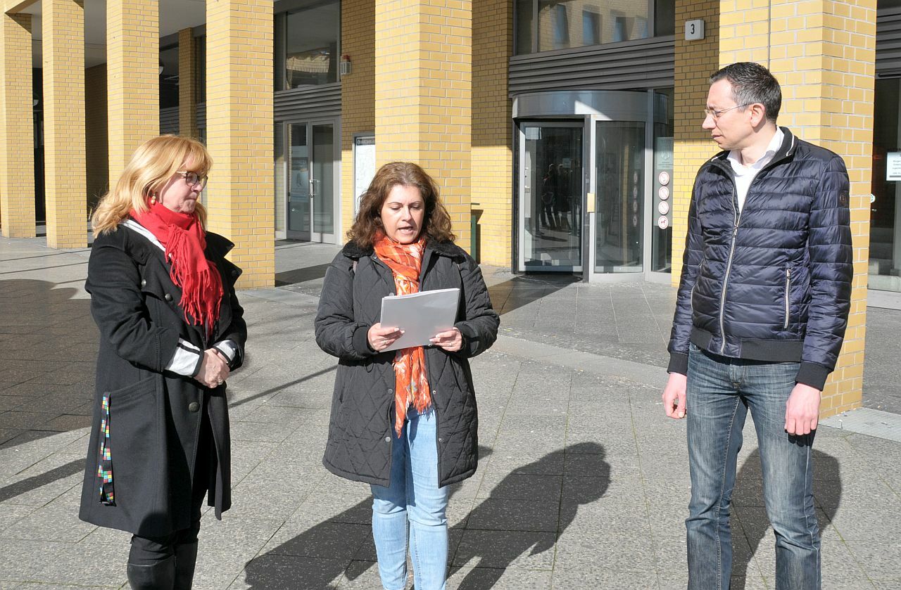 Bezirksstadträtin Julinae Witt, Mariela Nikolova von "Amaro Foro e.V." und Intergrationsbeauftragter Prof. Dr. Tomas Bryant