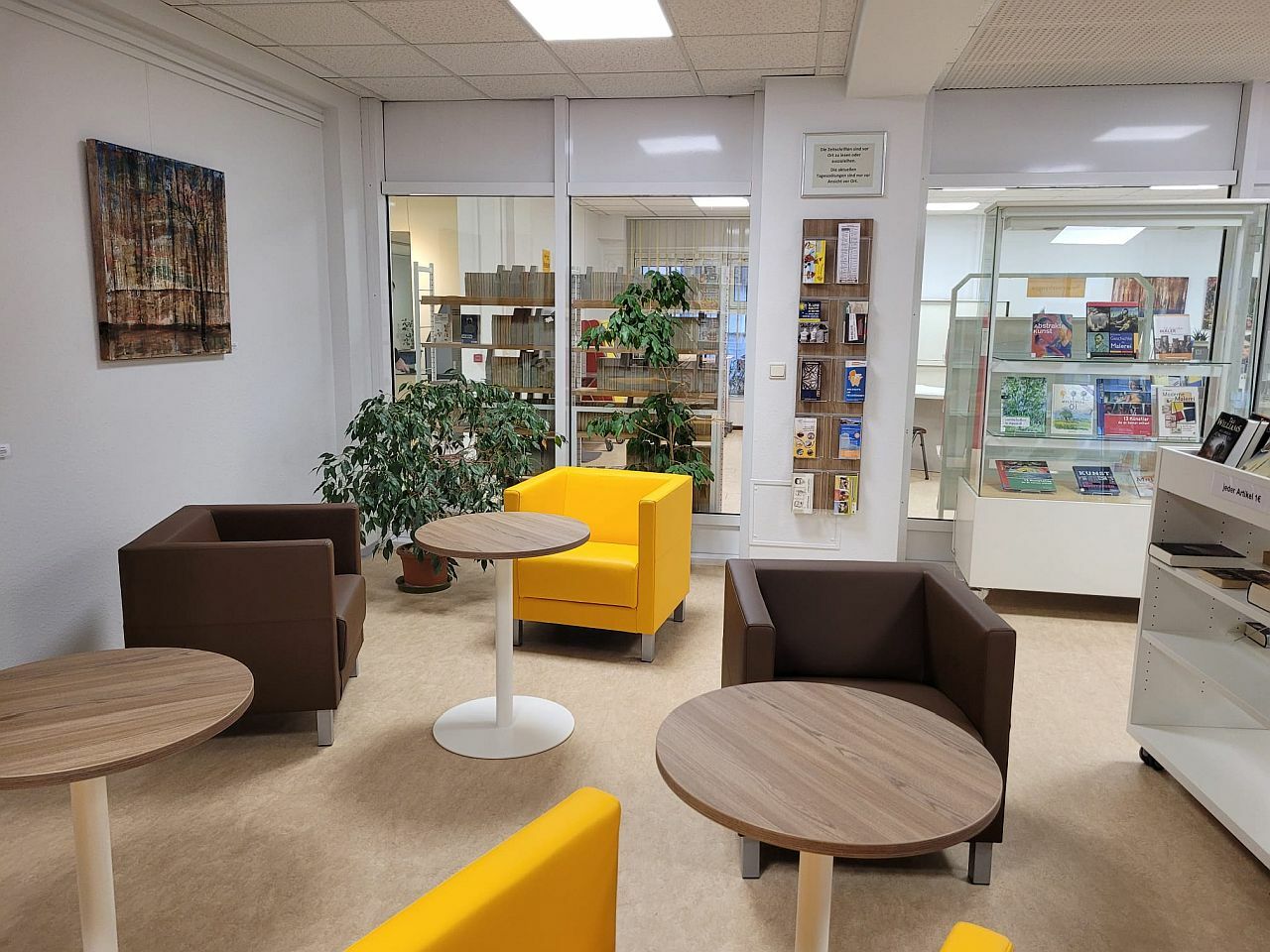 Foyer Ehm-Welk-Bibliothek mit gelben und braunen Sesseln