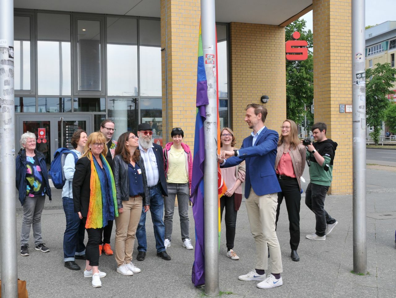 IDAHOBIT 2022 - Bezirksbürgermeister Gordon Lemm hisst die Regenbogenflagge