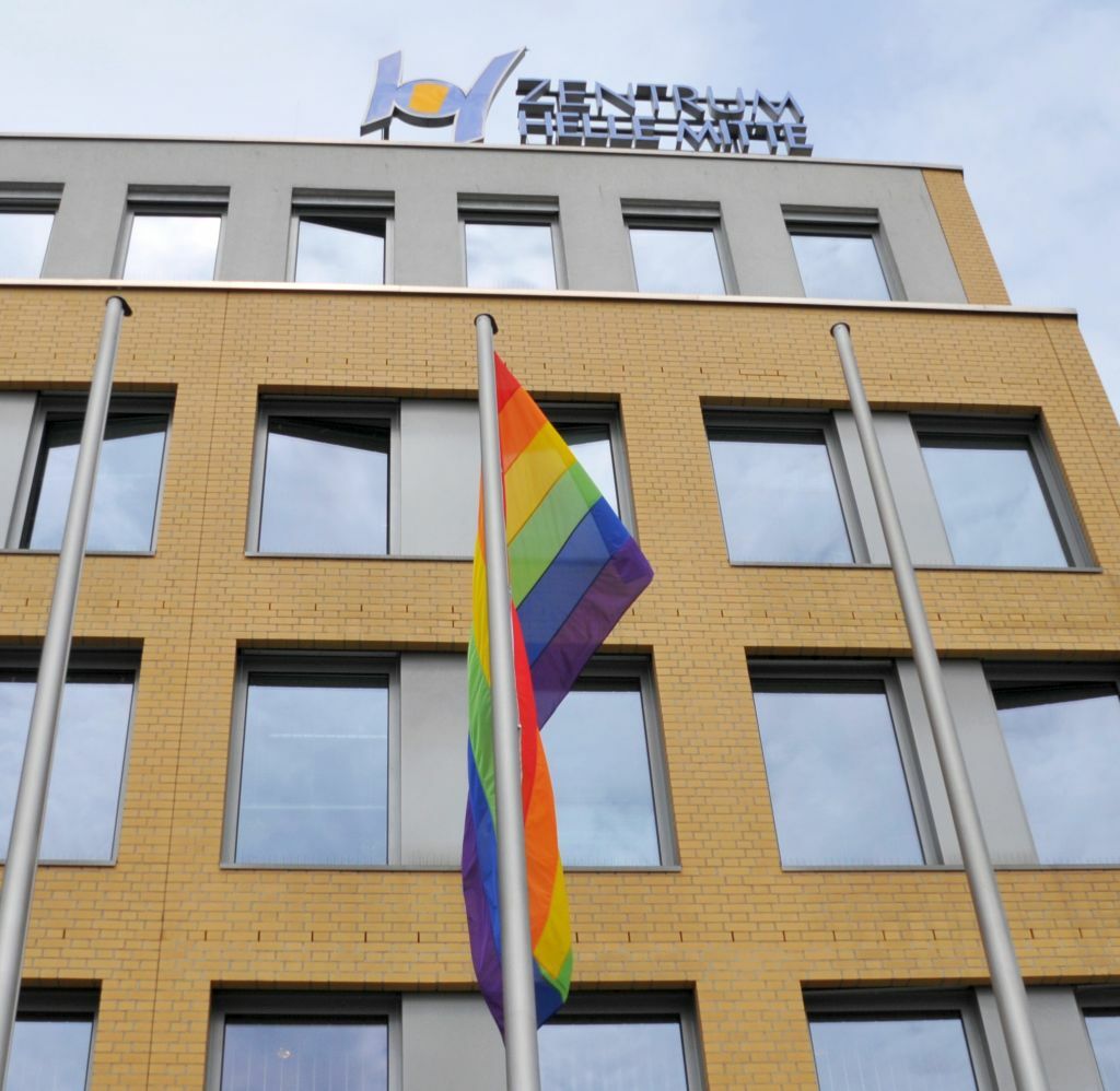 IDAHOBIT 2022 - Die Regenbogenflagge weht auf dem Alice-Salomon-Platz vor dem Rathaus Marzahn-Hellersdorf