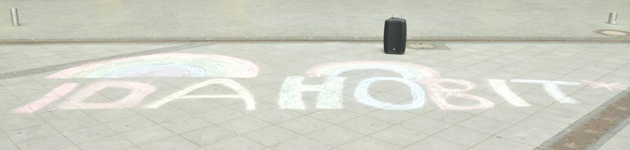 IDAHOBIT 2022 - Kreideschriftzug mit Regenbogen vor dem Rathaus Marzahn-Hellersdorf