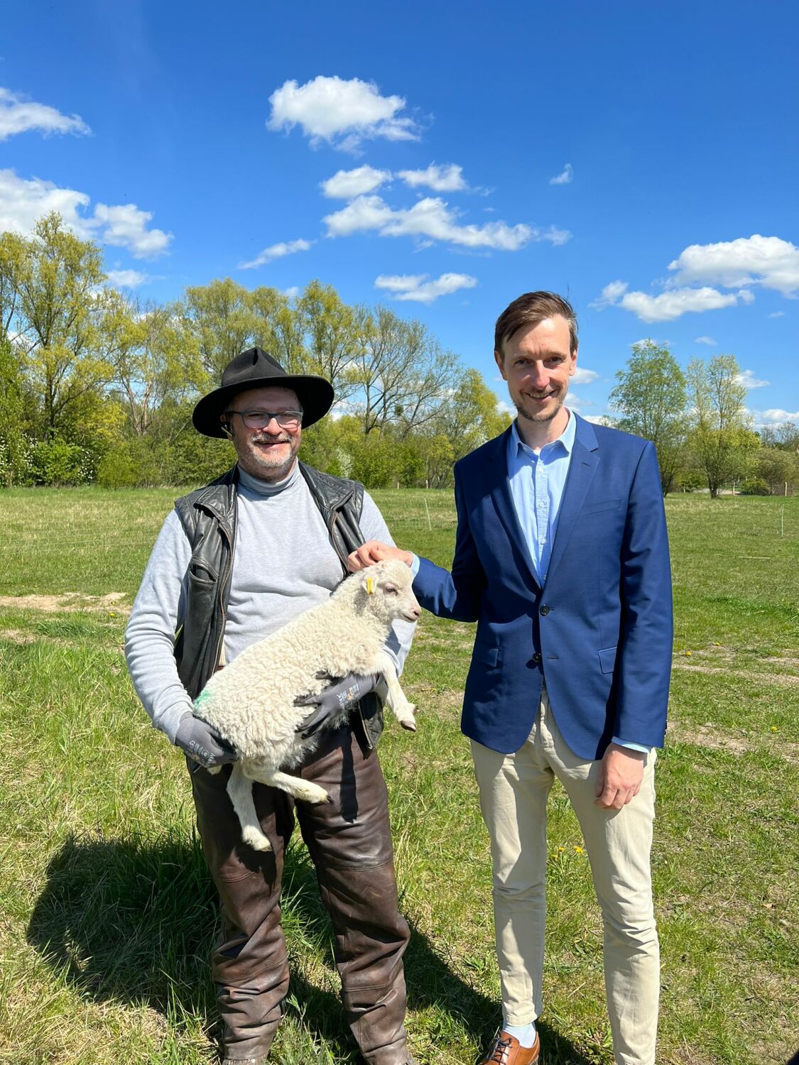 Bezirksbürgermeister Gordon Lemm und Schäfermeister Kucznik