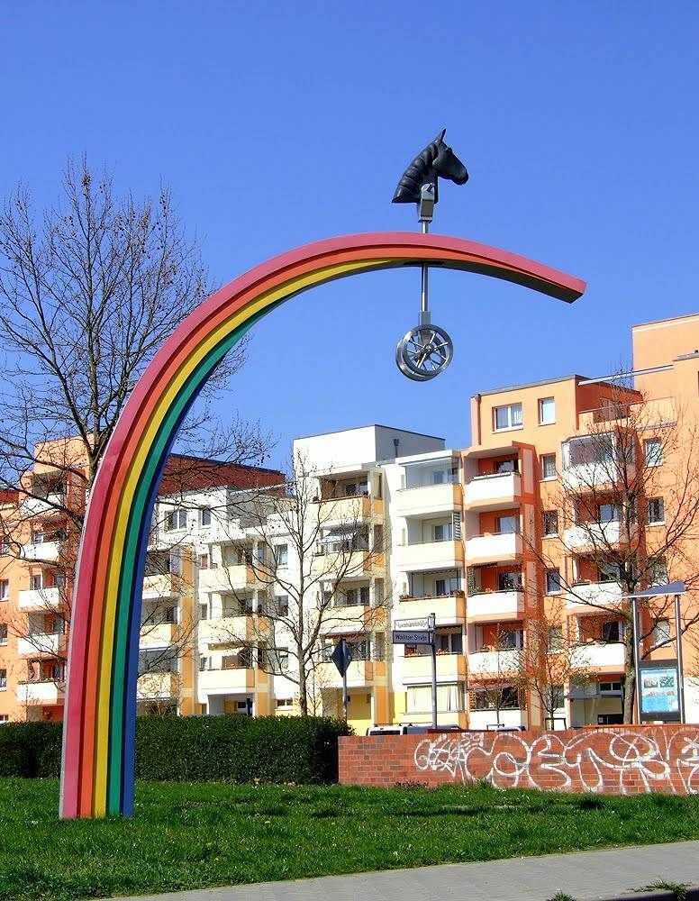 Steckenpferd traeumt mit dem Regenbogen