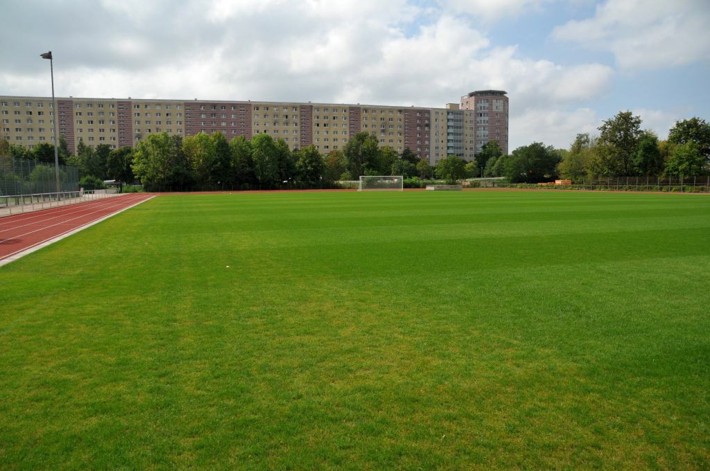 Übergabe der sanierten Sportanlage Walter-Felsenstein-Straße - Fußballplatz mit Naturasen und Laufstrecke