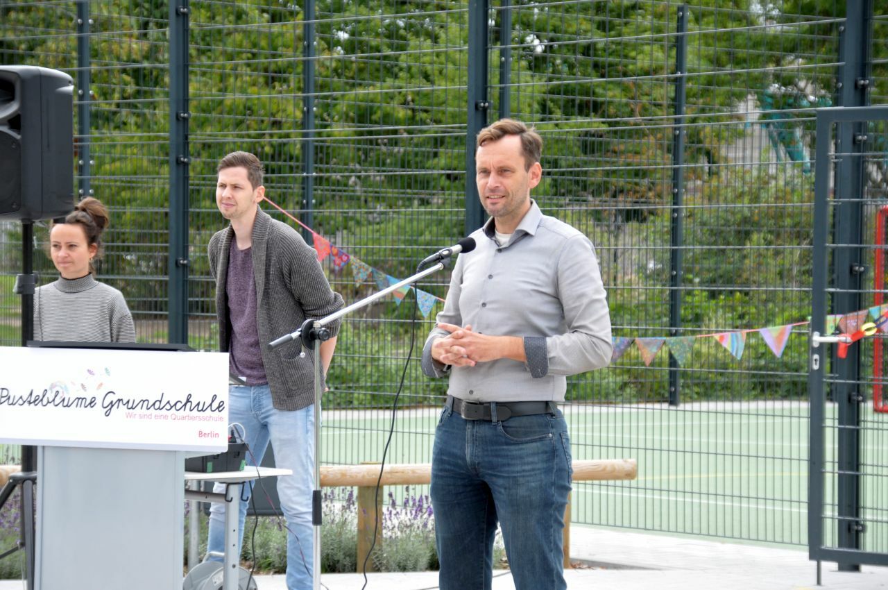 Übergabe der Sportfreianlage der Pusteblume-Grundschule - Bezirksstadtrat Dr. Torsten Kühne begrüßt die Anwesenden