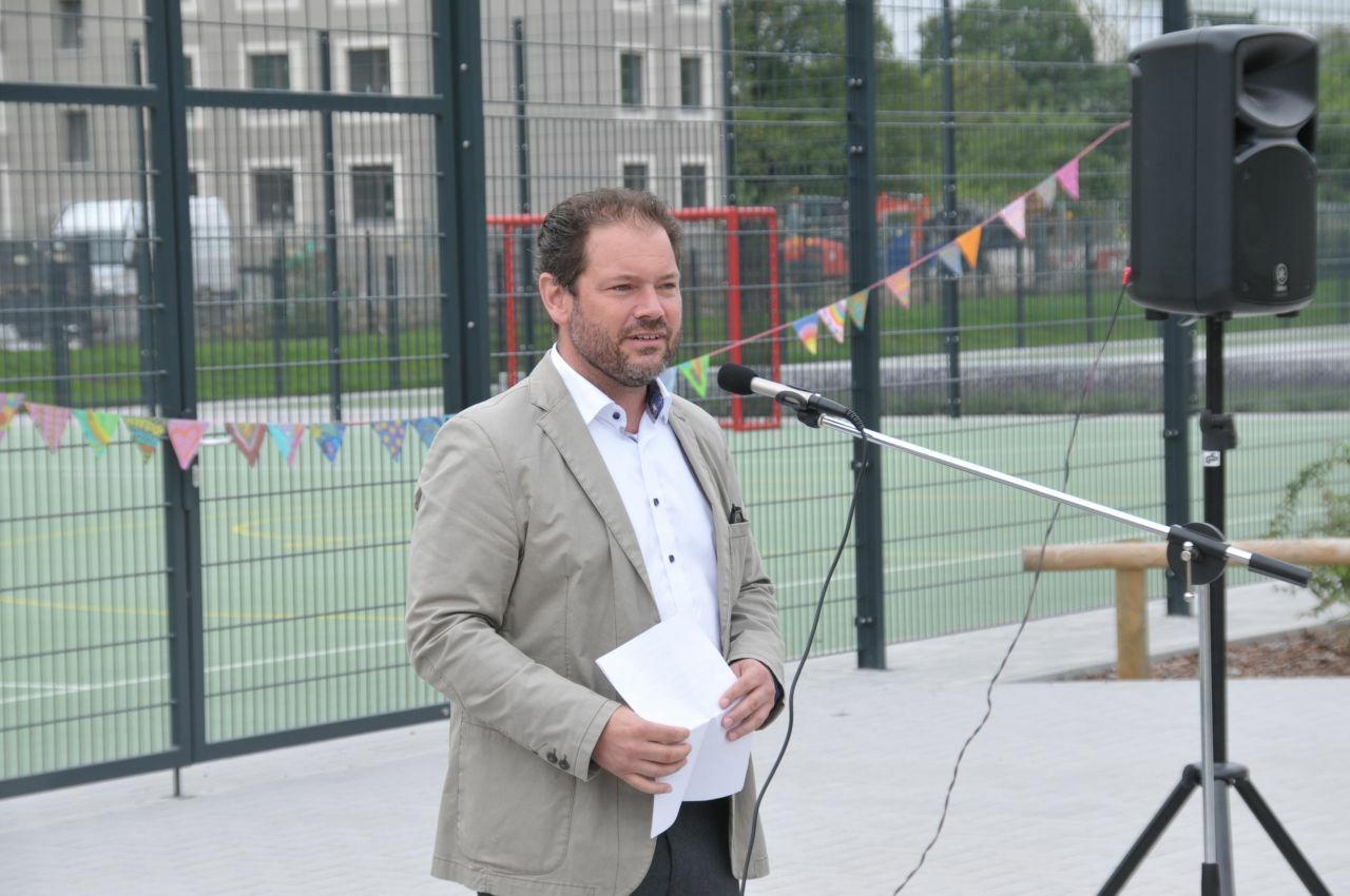 Übergabe der Sportfreianlage der Pusteblume-Grundschule - Hendrik Hübscher, Referatsleiter der Senatsverwaltung für Stadtentwicklung, Bauen und Wohnen
