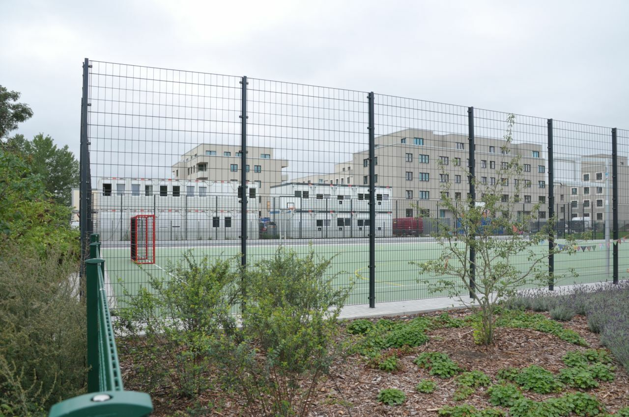 Übergabe der Sportfreianlage der Pusteblume-Grundschule - Neues Spielfeld, im Hintergrund das neue Stadtquartier 'Stadtgut Hellersdorf'