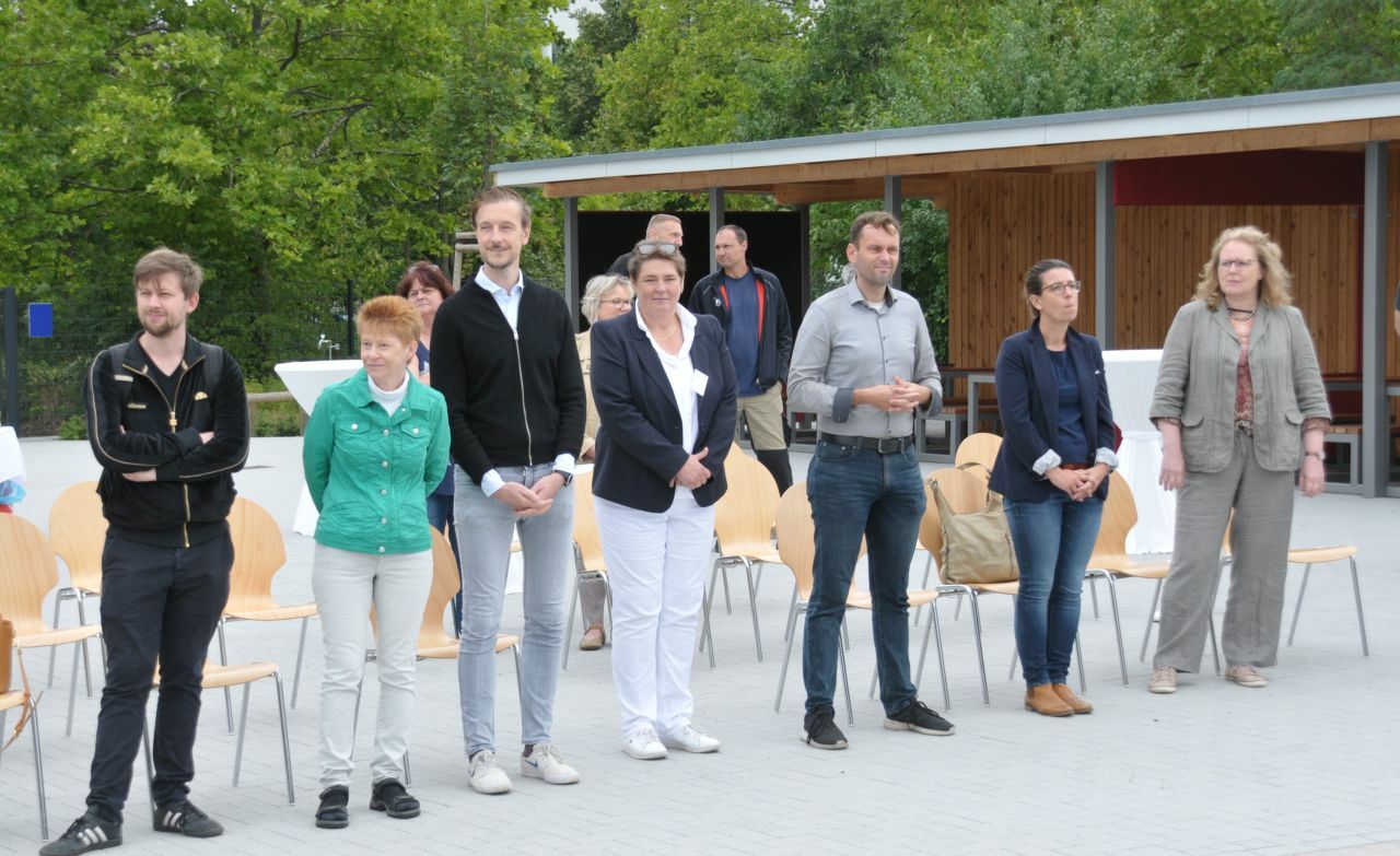 Übergabe der Sportfreianlage der Pusteblume-Grundschule - Petra Pau, Gordon Lemm, Ute Winterberg, Dr. Torsten Kühne und Nadja Zivkovic