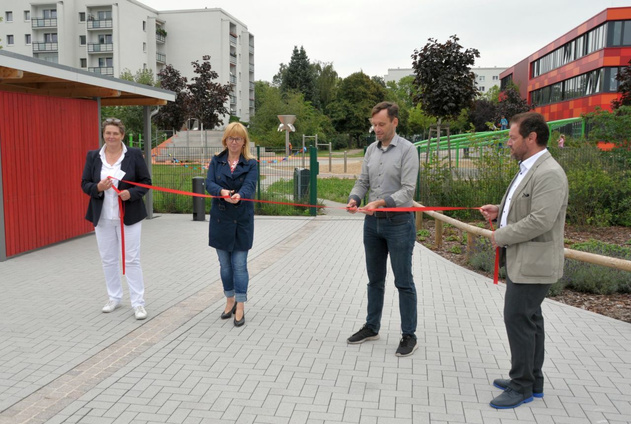 Übergabe der Sportfreianlage der Pusteblume-Grundschule - Ute Winterberg, Juliane Witt, Dr. Torsten Kühne und Hendrik Hübscher beim Durchtrennen des rote Bandes