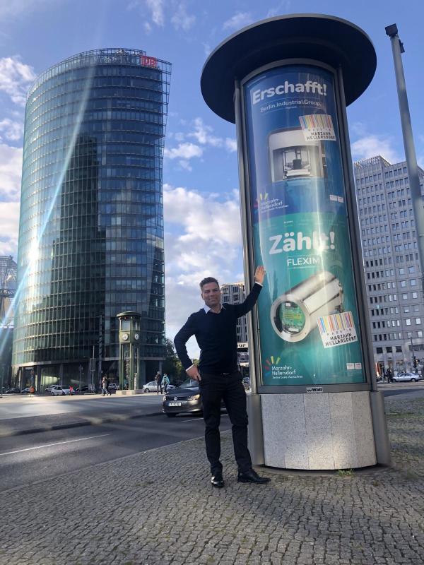 Plakate der Marzahn-Hellerdorf Serie in einer beleuchteten Litfaßsäulen auf dem Potsdamer Platz