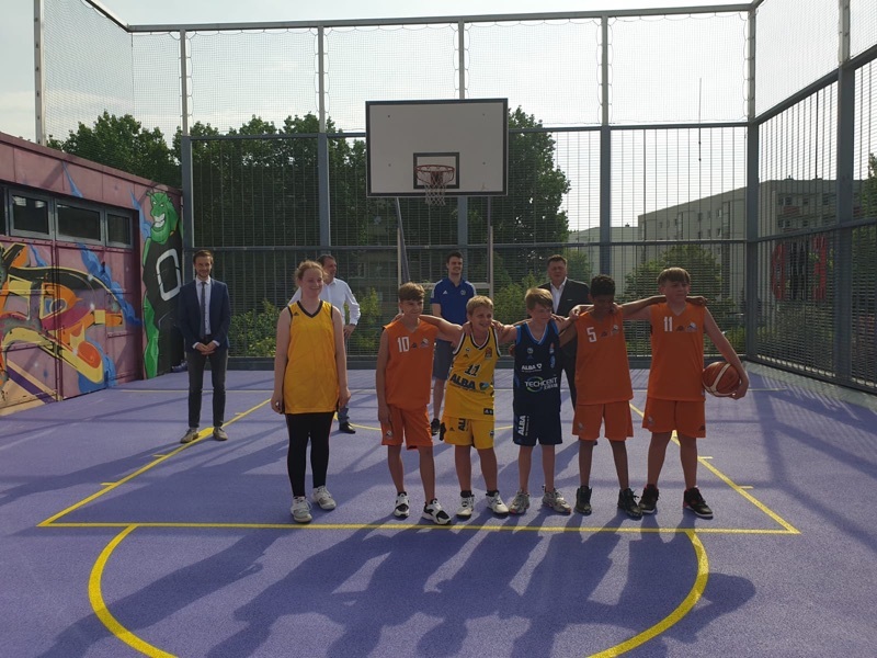 Kiezspaziergang mit Senator Geisel und Bezirksstadtrat Lemm im Juni 2021 - Basketball im „Eastend-Berlin“
