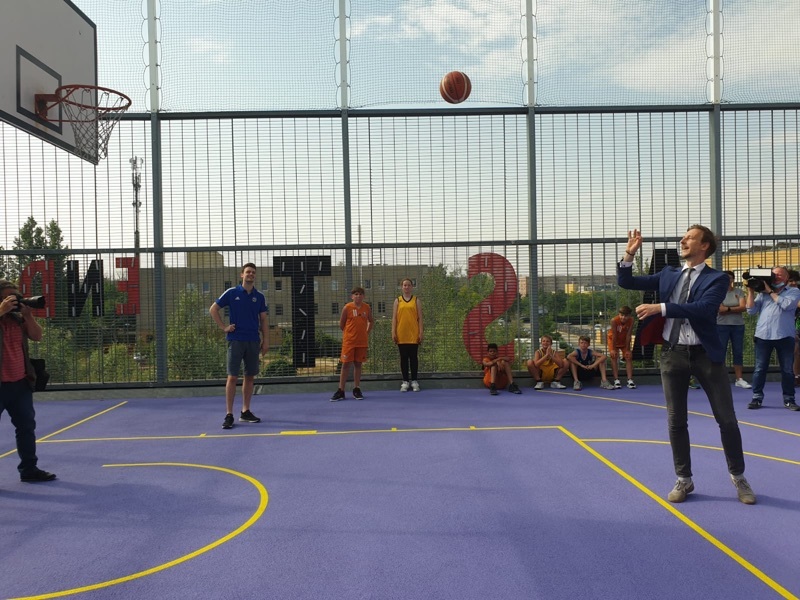 Kiezspaziergang mit Senator Geisel und Bezirksstadtrat Lemm im Juni 2021 - Basketball