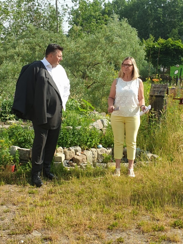 Kiezspaziergang mit Senator Geisel und Bezirksstadtrat Lemm im Juni 2021 - Senator Andreas Geisel in der Hellen Oase