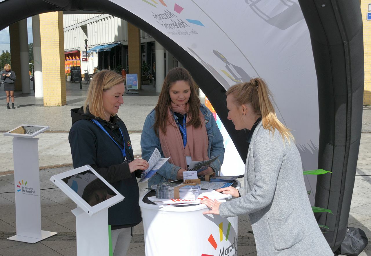 #MachsMitUns - Mobile Berufsberatung des Bezirksamts Marzahn-Hellersdorf auf dem Alice-Salomon-Platz - Beratung