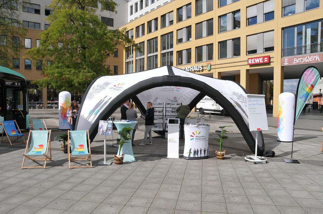 #MachsMitUns - Mobile Berufsberatung des Bezirksamts Marzahn-Hellersdorf auf dem Alice-Salomon-Platz - Infobus und Informationszelt auf dem Platz vor dem Rathaus