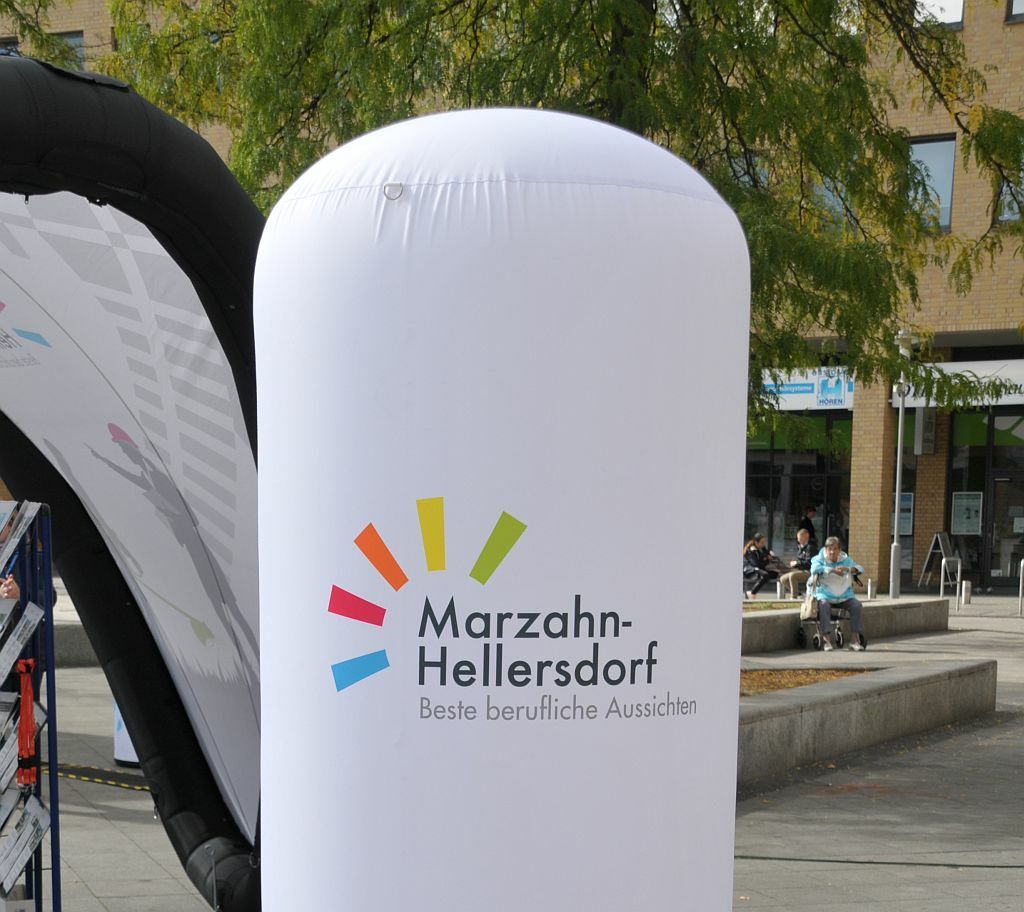 #MachsMitUns - Mobile Berufsberatung des Bezirksamts Marzahn-Hellersdorf auf dem Alice-Salomon-Platz - Aufbklasbarer Aufsteller mit dem Bezirks-Logo