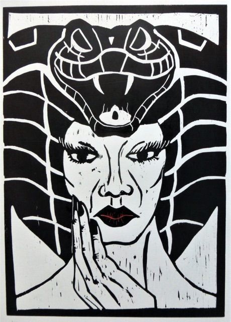 Der Kopf einer schönen, nachdenklich schauenden Frau ist zu sehen. Ihre rechte Hand berührt leicht ihre Wange. Statt der Haare trägt sie eine Kobra im Kampfmodus. Es ist ein Holzschnitt, schwarz- weiß