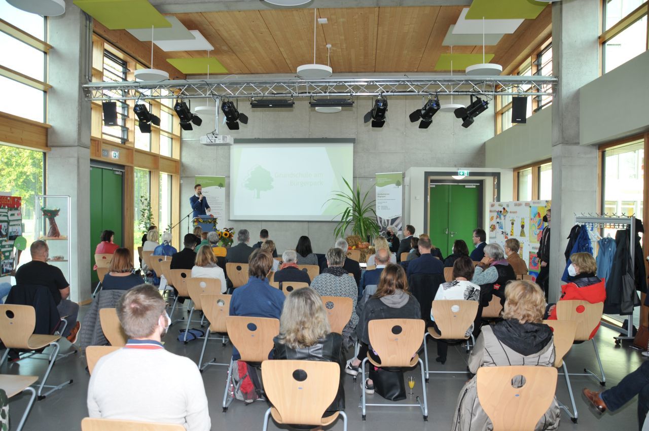 Mehrfache Übergabe Grundschule am Bürgerpark - Ansprache Bezirksstadtrat Gordon Lemm