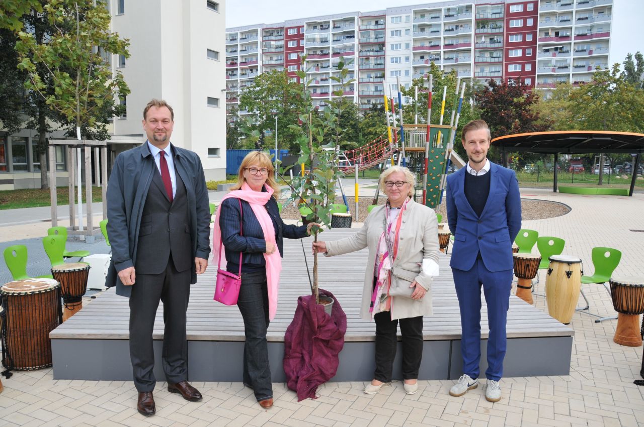 Mehrfache Übergabe Grundschule am Bürgerpark - Gregor Kempert , Juliane Witt, Dr. Manuela Schmidt und Gordon Lemm mit Apfelbaum