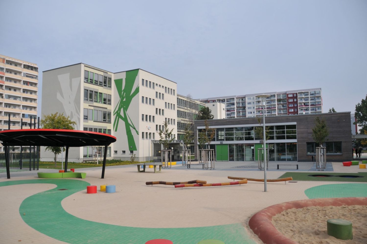 Mehrfache Übergabe Grundschule am Bürgerpark - Schulgebäude, Verbinder, Pausenhof nach der abgeschlossenen Sanierung