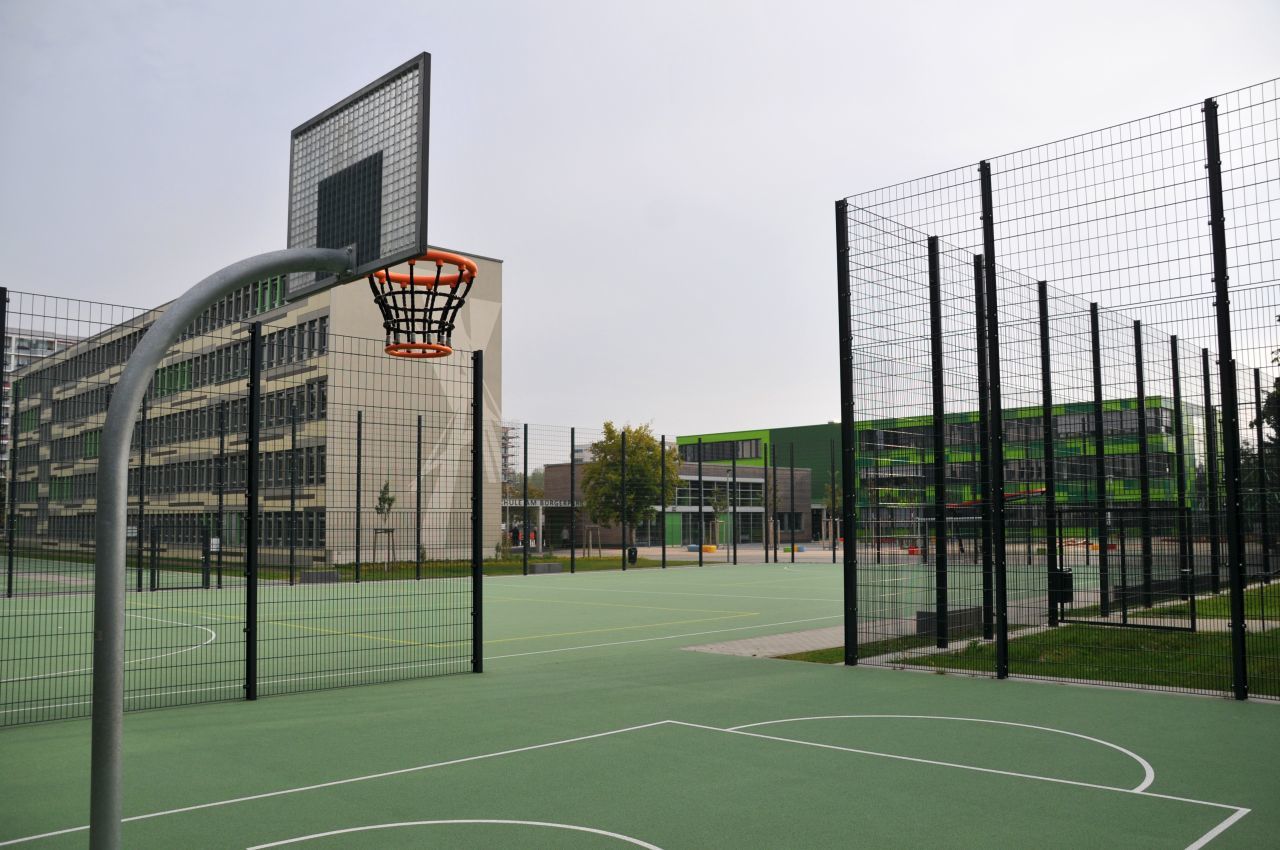 Mehrfache Übergabe Grundschule am Bürgerpark - Schulgebäude, Teile der Sportanlage und des Schulhofs, Verbinder und MEB