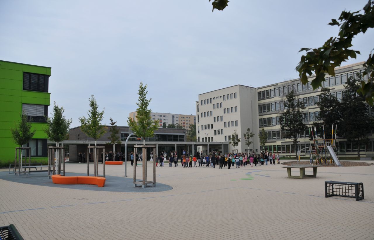 Mehrfache Übergabe Grundschule am Bürgerpark - Zweiter Pausenhof
