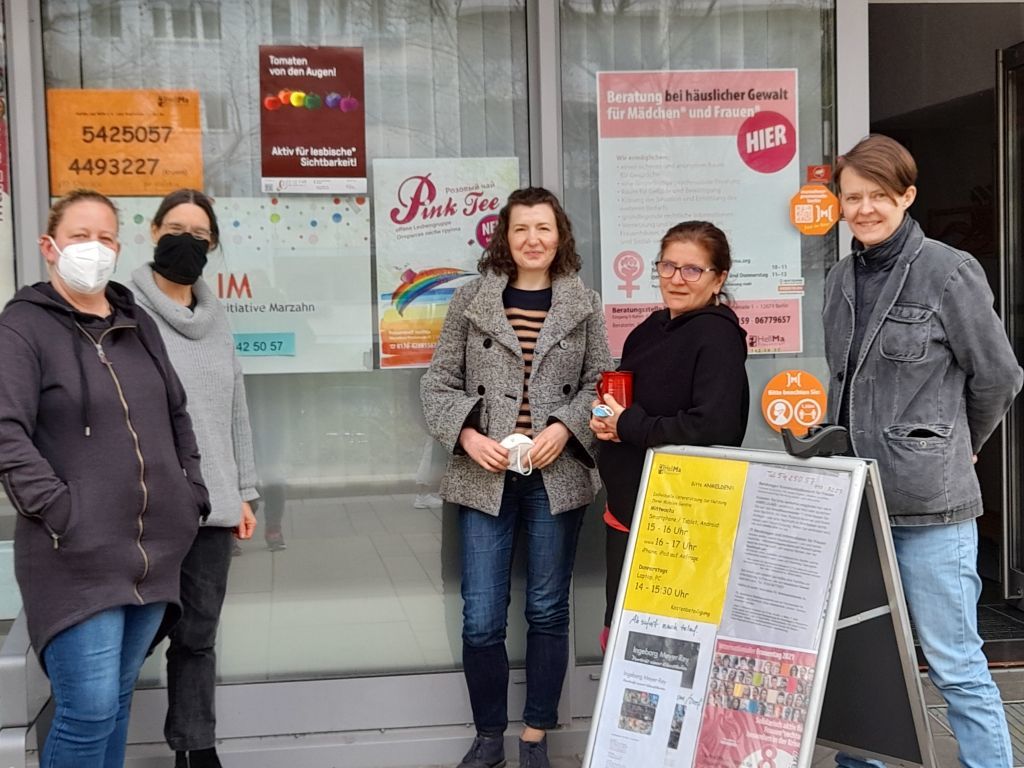 Mitarbeiterinnen des Frauentreff HellMa in der Marzahner Promenade zusammen mit Kathrin Schulz vor dem Plakat vor dem HellMa