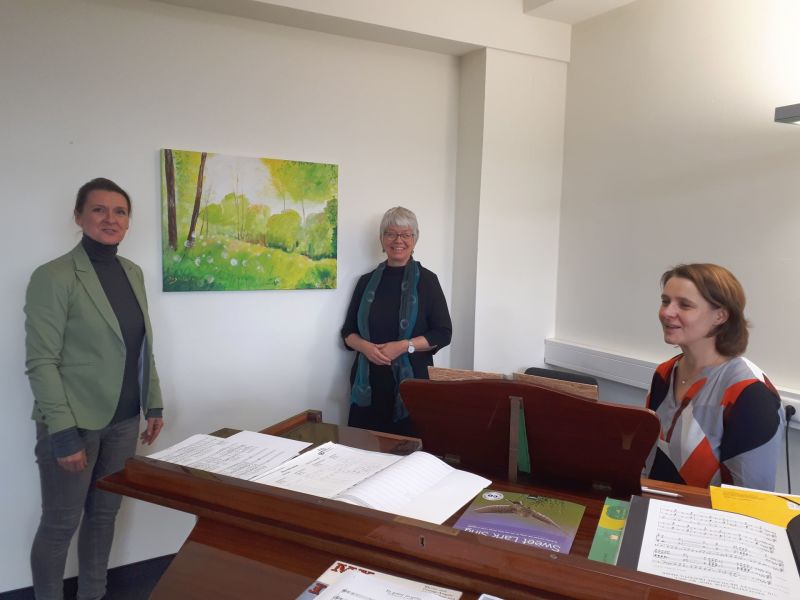 Musikschulleiterin Yvonne Moser, Künstlerin Ines Schulz-Bücher und Musikpädagogin und Mezzosopranistin Dörthe Zauber im Unterrichtsraum