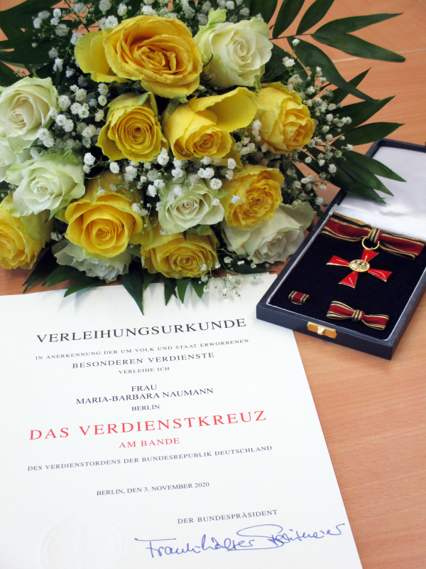 Ordensinsignien und Verleihungsurkunde Frau Naumann