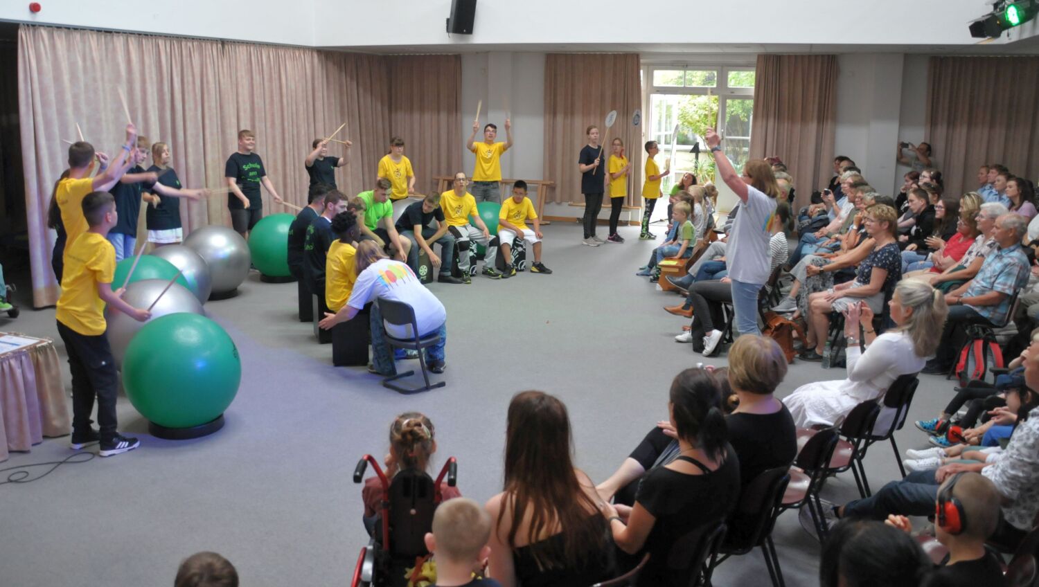 Pappelfest in der Aula der Schule am Pappelhof - Auftritt der Trommelgruppe