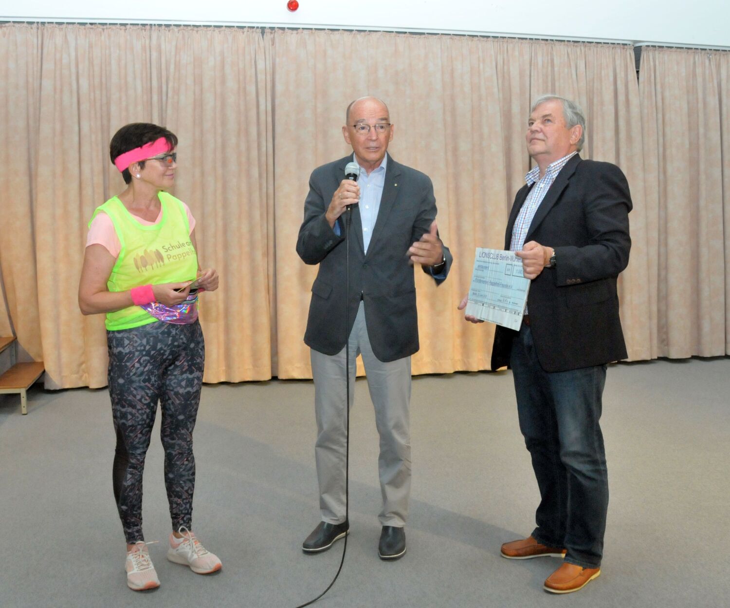 Pappelfest in der Aula der Schule am Pappelhof - Ein Spendenscheck für den Förderverein der Schule