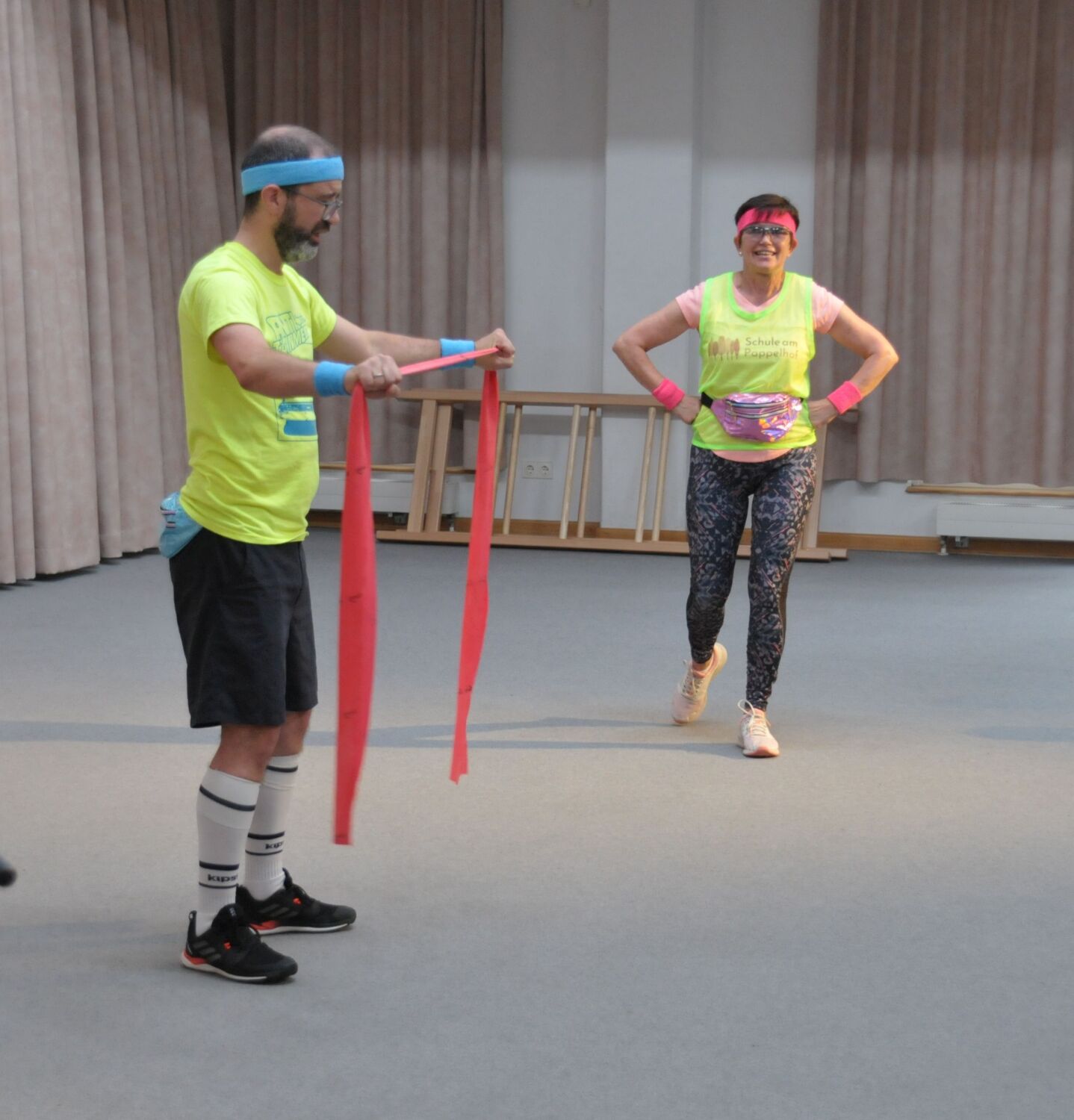 Pappelfest in der Aula der Schule am Pappelhof - Schuleiterin und Konrektor bei der Moderation