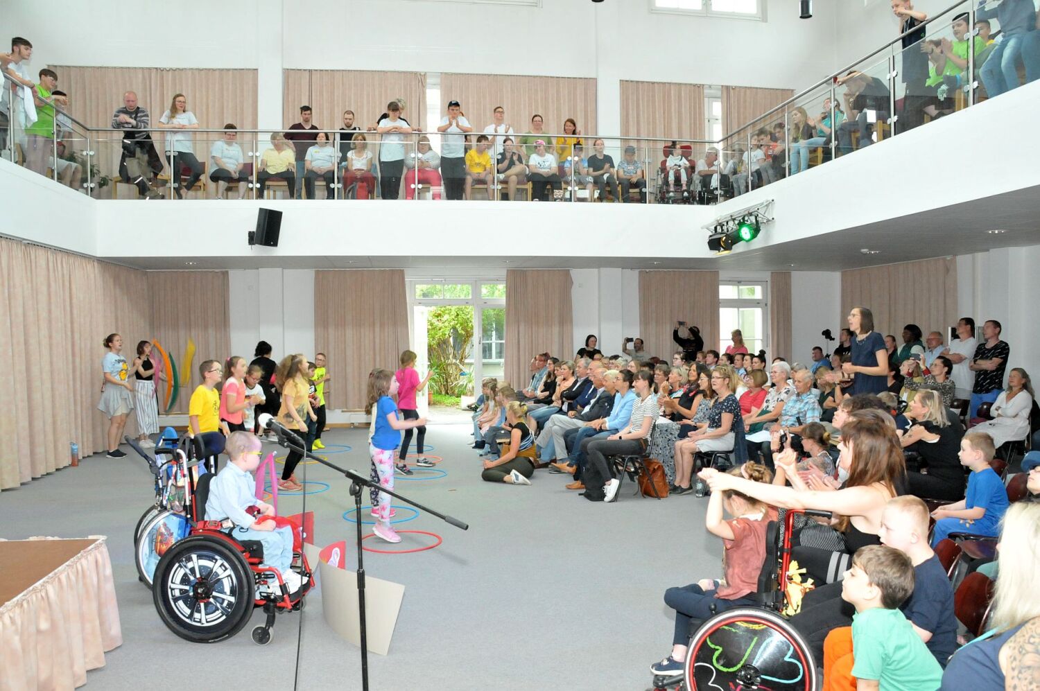 Pappelfest in der Aula der Schule am Pappelhof - Volles Haus