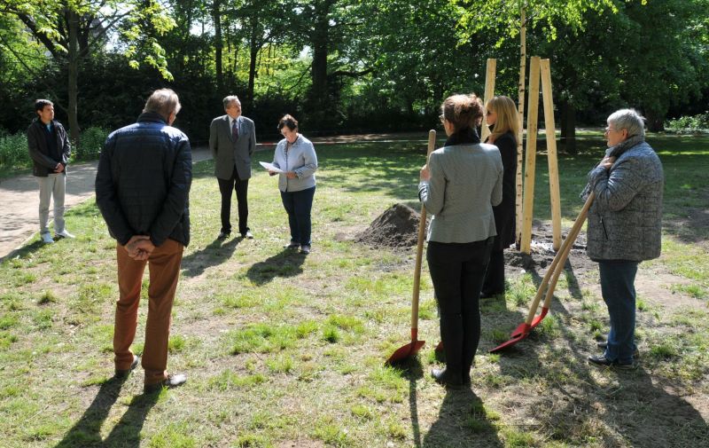Pflanzung neuer Birken im Schlosspark Biesdorf zum Tag der Befreiung - Ansprache Bezirksbürgermeisterin Dagmar Pohle