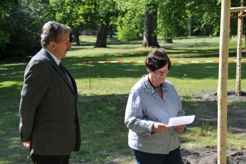 Pflanzung neuer Birken im Schlosspark Biesdorf zum Tag der Befreiung - Bezirksbürgermeisterin Dagmar Pohle und Dr. Heinrich Niemann.jpg