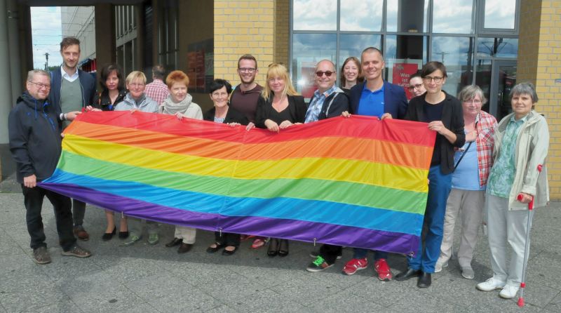 Hissen der Regenbogenfahne vor dem Rathaus Marzahn-Hellersdorf
