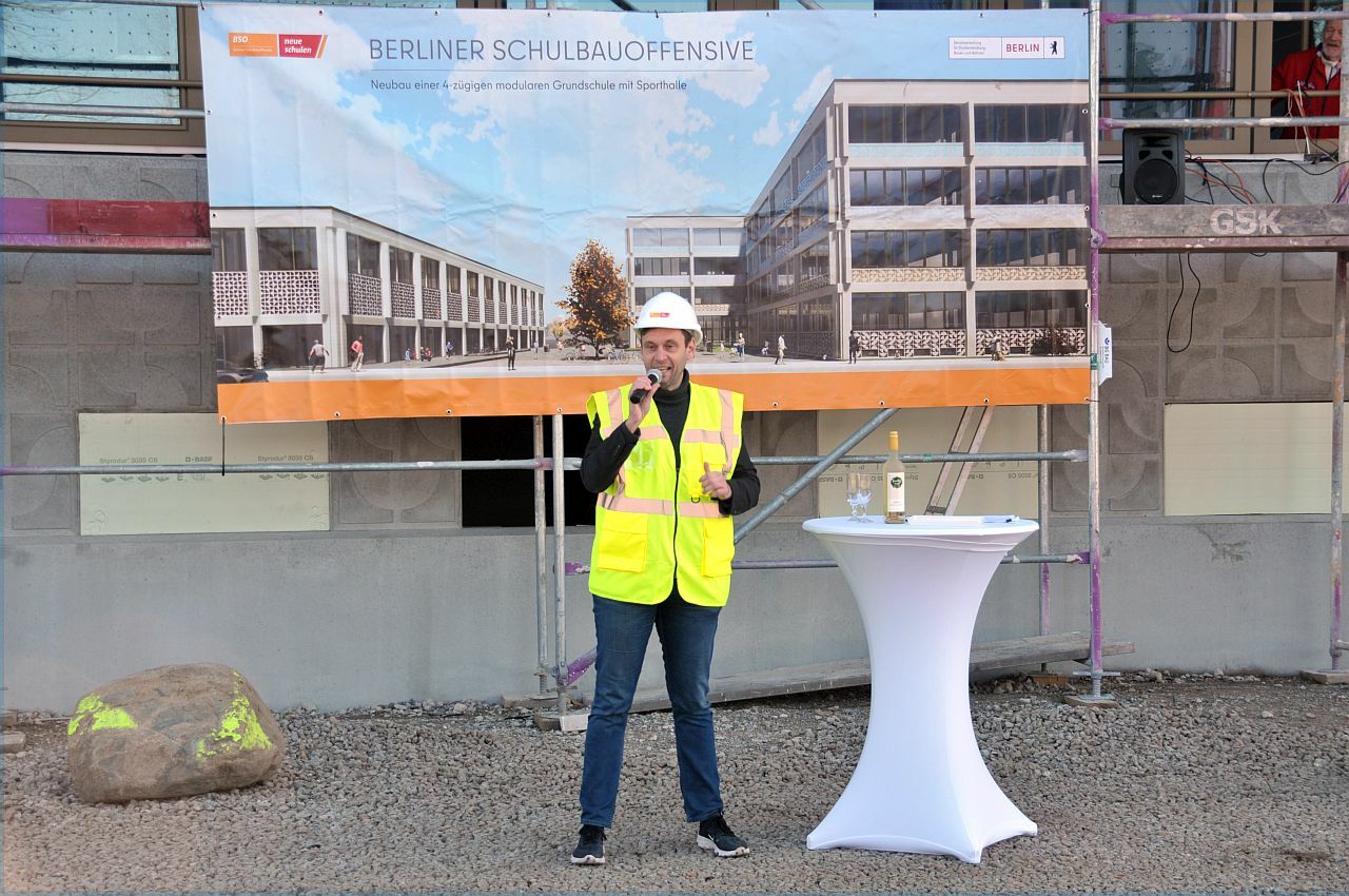 Richtfest für eine 4-zügige modulare Grundschule mit Sporthalle am Naumburger Ring - Bezirksstadtrat Dr. Torsten Kühne